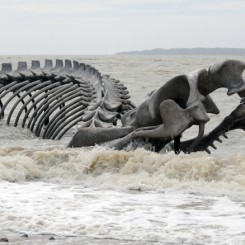 Huang Yong Ping, “Serpent”, installation view at Saint-Brevin-les-Pins (France), 2012黄永砅，《蛇》，法国 Saint-Brevin-les-Pins展览现场，2012