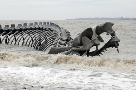 Huang Yong Ping, “Serpent”, installation view at Saint-Brevin-les-Pins (France), 2012黄永砅，《蛇》，法国 Saint-Brevin-les-Pins展览现场，2012