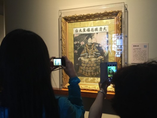 Visitors are taking pictures of the potrait of Cixi《慈禧太后》由裕勋龄于1903年在颐和园为慈禧拍摄