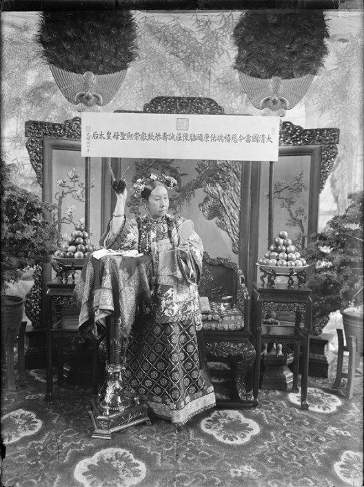 “The Empress Dowager Cixi Gazing into a Mirror”, 1903《慈禧太后对镜簪花像》，1903年