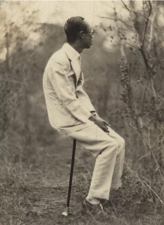  “Puyi Seated Sideways on a Walking Stick”, 1920《坐在文明棍上的溥仪》，1920年代 