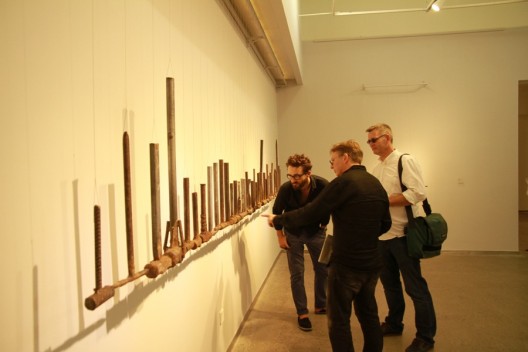 Arnd Christian Mueller, “Hammers Harp ”, Metal, Dimensions variable, 2014艾恩，《铁锤竖琴》，镀锌金属，尺寸可变，2014