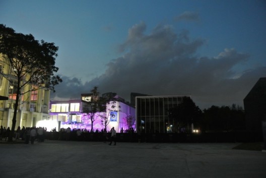 openair dinner set in front of ShanghArt Gallery香格纳画廊门口摆了露天晚宴