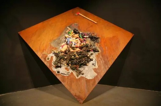 肖雄过往作品《 铁幕 》肖雄的创作涉及了装置,图片,影像,新媒体等多