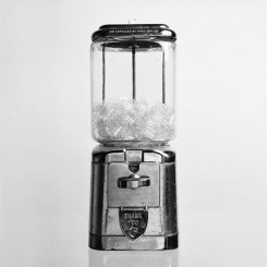 小野洋子、《空气售贩机》、1971、图片拍摄：伊恩·麦克米兰、图片由艺术家提供。