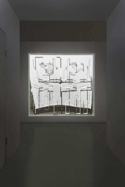 Liu Chuang, “What is A Screen?”, Installation, iron, paint, projection, electric fan, printed cloth, 220×210cm, 2015, Courtesy the artist and Magician Space刘窗，《什么是屏幕?》，铁、油漆、投影、电扇、印花织物，220×210cm，2015@魔金石空间