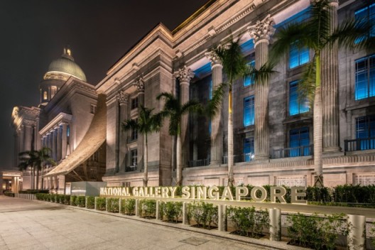 Building Facade_Night_UN Blue Light Up（夜景灯光下的建筑前景）_(Photo_credit_National_Gallery_Singapore)