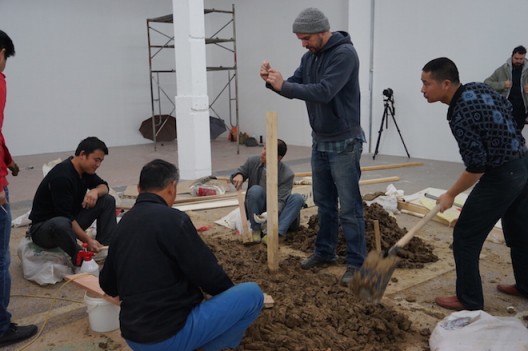 artist+and+workers+processing+mud+material+(photo+Nicoletta+...