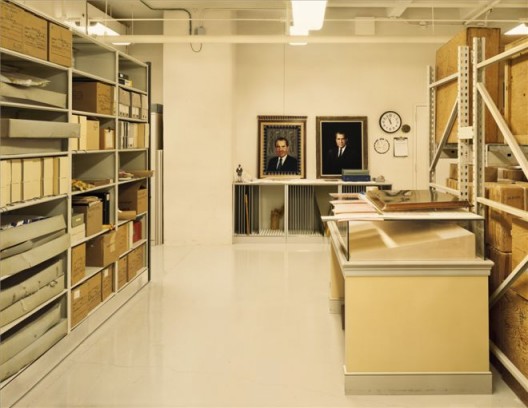 《尼克松的礼品库,美国国家档案管理局(NARA),大学公园市,马里兰州》 档案专用喷墨印刷,94.6 x 113 cm,2007