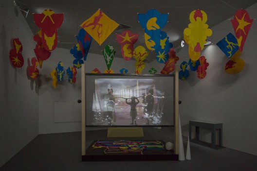 《琼·乔纳斯:他们悄然而至》, 展览场景/