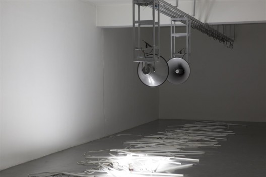 张培力,《碰撞的和声》, 声音装置,轨道, 喇叭,电脑,日光灯管, 2014 。Zhang Peili, “Collision of Harmonies”, sound installation, track, speakers, computer, fluorescent light tubes, 2014.