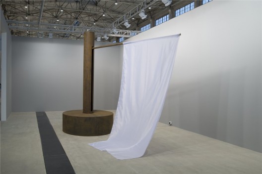 张培力,《庄严的圆》,机械雕塑,400(高) x 300(半径)cm,尺寸可变,2014 。Zhang Peili, “The Solemn Circle”, kinetic sculpture, 400 x 300 cm, 2014.