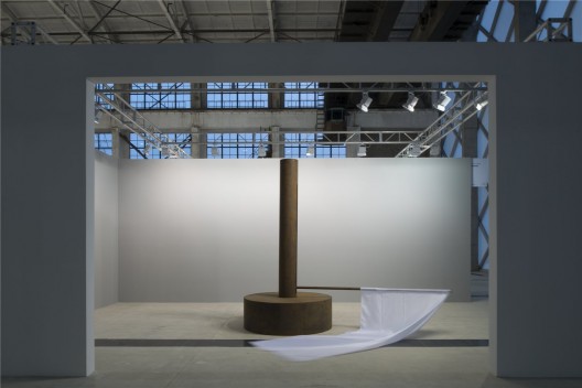 张培力，《庄严的圆》，机械雕塑，400（高） x 300（半径）cm，尺寸可变，2014 。Zhang Peili, “The Solemn Circle”, kinetic sculpture, 400 x 300 cm, 2014.