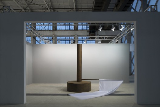 张培力,《庄严的圆》,机械雕塑,400(高) x 300(半径)cm,尺寸可变,2014 。Zhang Peili, “The Solemn Circle”, kinetic sculpture, 400 x 300 cm, 2014.