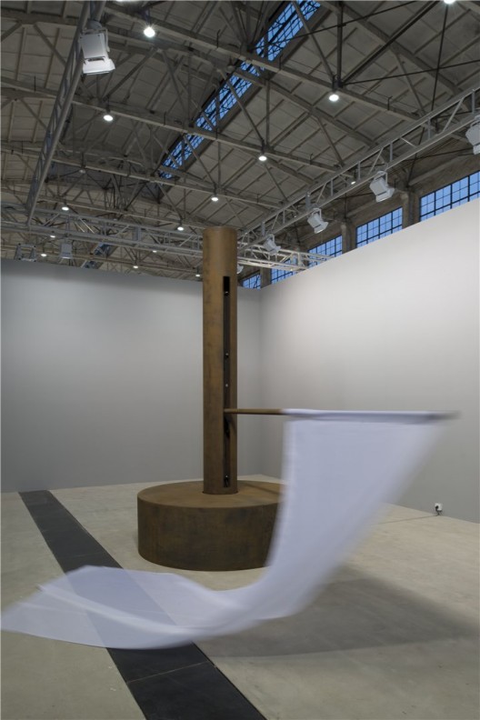 张培力,《庄严的圆》,机械雕塑,400(高) x 300(半径)cm,尺寸可变,2014 。Zhang Peili, “The Solemn Circle”, kinetic sculpture, 400 x 300 cm, 2014.