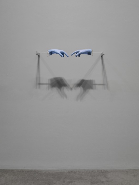 《题目未定（蓝色天空）》，《安利·萨拉：回应我》个展现场，新当代艺术博物馆，2008 图片由Courtesy Hauser & Wirth. Photo: Maris Hutchinson / EPW Studio提供