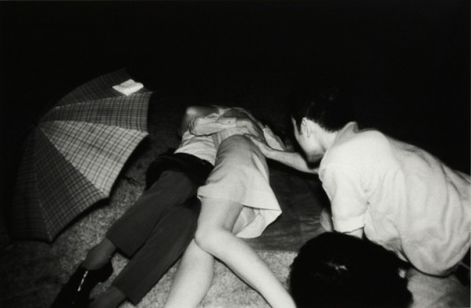 Kohei Yoshiyuki, The Park (Plate #031), 1971, Gelatin silver print, 27.9 x 35.5 cm (Image courtesy of artist and Blindspot Gallery)吉行耕平,《公園(Plate #031)》,1971,銀鹽紙基,27.9 x 35.5 厘米(圖片由藝術家及刺點畫廊提供)