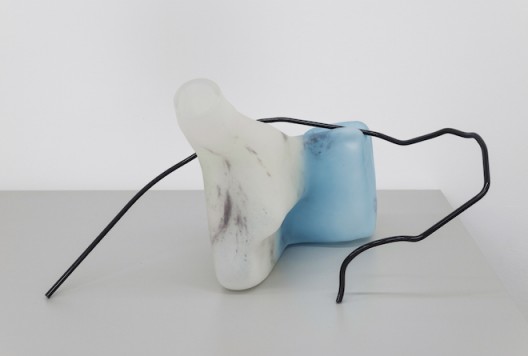Valerie Snobeck, “Reservoirs with Stains, Dust, and Burns (Large and Small Bends)”, mold blown and hot sculpted glass, 119 × 122 × 76 cm, 2015 (courtesy the artist and Essex Street Gallery) Valerie Snobeck，《储液箱（大小弯曲）》，吹塑模型和热熔玻璃， 119 × 122 × 76 cm，2015（图片由艺术家和Essex Street画廊提供）