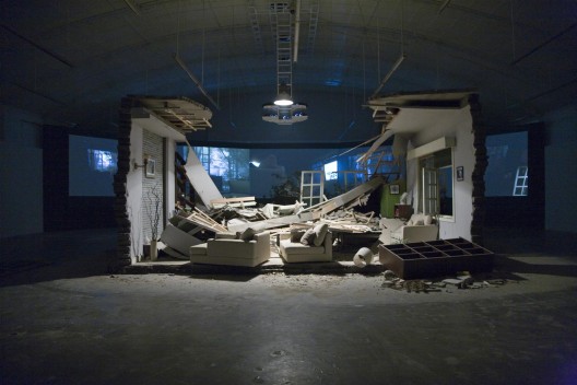 张培力，《阵风》，展览现场，2008。Zhang Peili, “A Gust of Wind”, installation view, 2008.