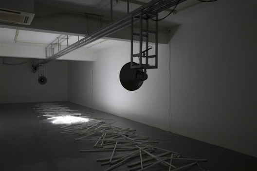 张培力,《碰撞的和声》, 声音装置,轨道, 喇叭,电脑,日光灯管, 2014 。Zhang Peili, “Collision of Harmonies”, sound installation, track, speakers, computer, fluorescent light tubes, 2014.