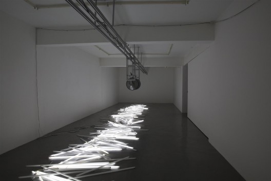 张培力,《碰撞的和声》, 声音装置,轨道, 喇叭,电脑,日光灯管, 2014 。Zhang Peili, “Collision of Harmonies”, sound installation, track, speakers, computer, fluorescent light tubes, 2014.