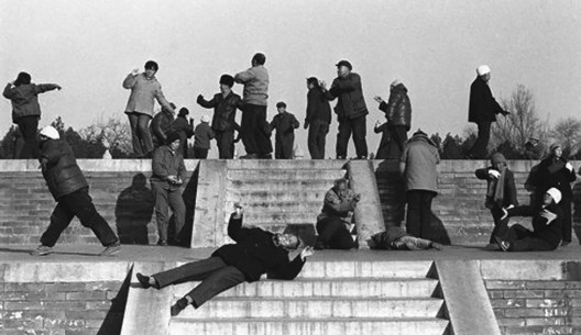 20 世纪 90 年代气功热 潮，中国大陆（照片： 《 大公报》） / Qigong  spree in the 1990s, Mainland China (Photo: Ta Kung Pao)