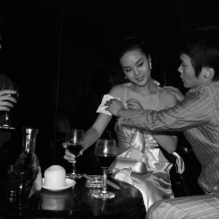 杨福东，《黄小姐昨夜在M餐厅No.10》（Ms.Huang at M last night No. 10），摄影 黑白喷墨打印（Photograph，B&w chromogenic），120x180cm 2006