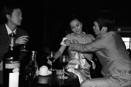杨福东，《黄小姐昨夜在M餐厅No.10》（Ms.Huang at M last night No. 10），摄影 黑白喷墨打印（Photograph，B&w chromogenic），120x180cm 2006