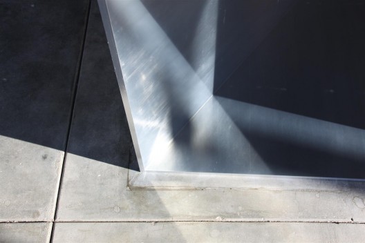 唐纳德·贾德，《100 件无名磨铝作品》， 104 × 129.5 × 183 cm，1982–1986（局部，展示了#28， 棚屋北面，西排，地板上的运动）。永久收藏，辛 那提基金会，马尔法，德克萨斯州（照片由辛那提 基金会保存工作室拍摄） / Donald Judd, “100 untitled works in mill aluminum”, 104 × 129.5 ×  183 cm, 1982–1986 (detail showing #28, North Shed, West Row, movement on floor). Perma nent collection, the Chinati Foundation, Marfa, Texas (Photo by Conservation Studio, the Chinati Foundation)