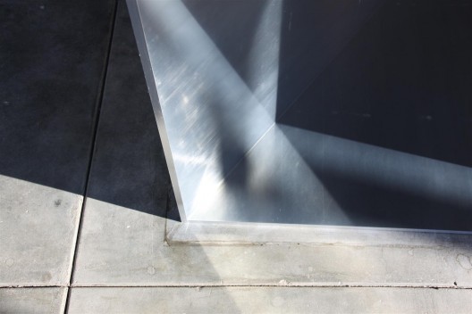 唐纳德·贾德,《100 件无名磨铝作品》, 104 × 129.5 × 183 cm,1982–1986(局部,展示了#28, 棚屋北面,西排,地板上的运动)。永久收藏,辛 那提基金会,马尔法,德克萨斯州(照片由辛那提 基金会保存工作室拍摄) / Donald Judd, “100 untitled works in mill aluminum”, 104 × 129.5 × 183 cm, 1982–1986 (detail showing #28, North Shed, West Row, movement on floor). Perma nent collection, the Chinati Foundation, Marfa, Texas (Photo by Conservation Studio, the Chinati Foundation)
