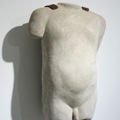 于吉，《石肉#3》（Flesh in Stone#3），水泥、铁（cement,iron），版号44（Ed.44），47x27x65cm，2013