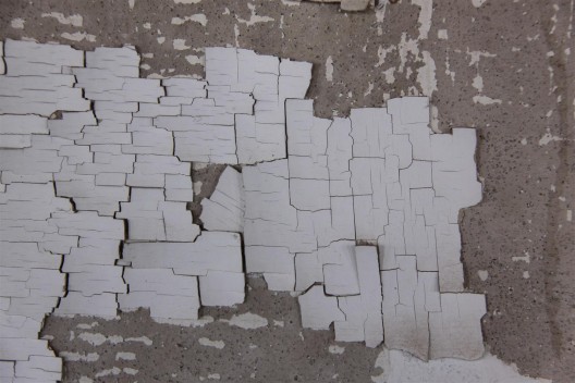 伊利亚·卡巴科夫,《学校 6 号》,混合媒介,尺寸 可变,1993(局部,展示墙面卷起的墙漆)。永久收 藏,辛那提基金会,马尔法,德克萨斯州(照片由 辛那提基金会保存工作室拍摄) / Ilya Kabakov, “School No. 6”, mixed media, dimensions variable, 1993 (details showing lifting wall paint). Permanent collection, the Chinati Foundation, Marfa, Texas (Photo by Conservation Studio, the Chinati Foundation).