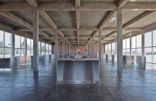 唐纳德·贾德,《100 件无名磨铝作品》,104 × 129.5 × 183 cm,1982–1986。永久收藏,辛那提基金会,马尔法,德克萨斯州(照片由道格 拉斯·塔克拍摄,2009,作品版权属于贾德基金会/由纽约VAGA授权) / Donald Judd, “100 untitled works in mill aluminum”, 104 × 129.5 × 183 cm, 1982–1986. Permanent collection, the Chinati Foundation, Marfa, Texas (Photo by Douglas Tuck, 2009, Art © Judd Foundation/Licensed by VAGA, New York, NY)