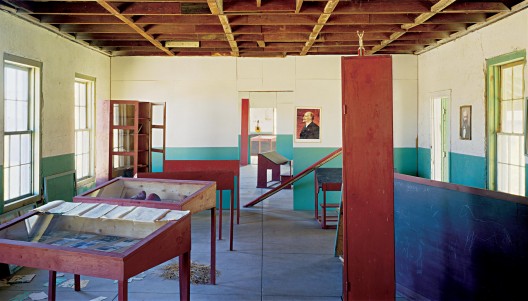 伊利亚·卡巴科夫,《学校 6 号》,综合材料,尺寸可变,1993 。永久收藏,辛那提基金会,马尔法,德克萨斯州(照片由辛那提基金会 保存工作室拍摄) / Ilya Kabakov, “School No. 6”, mixed media, dimensions variable, 1993. Permanent collection, the Chinati Foundation, Marfa, Texas (Photo by Conservation Studio, the Chinati Foundation)
