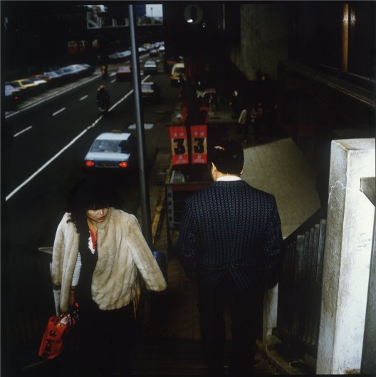 须田一政,《台北吉祥》系列,摄影,1984–1990(图片由艺术家和亦安画廊 提供)/ Suda Issei, from the series Taipei Kissyo, photography, 1984–1990 (courtesy of the artist and Aura Gallery)