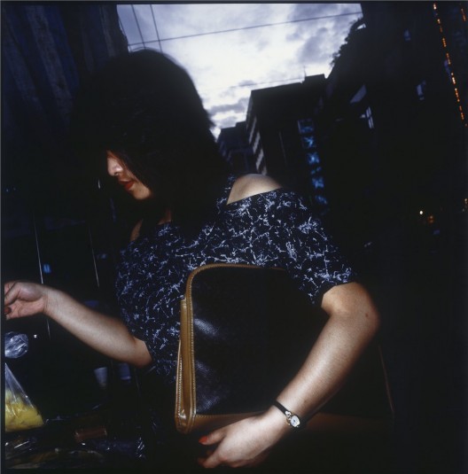 须田一政,《台北吉祥》系列,摄影,1984–1990(图片由艺术家和亦安画廊 提供)/ Suda Issei, from the series Taipei Kissyo, photography, 1984–1990 (courtesy of the artist and Aura Gallery)