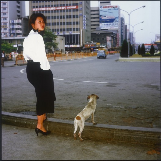 须田一政，《台北吉祥》系列，摄影，1984–1990（图片由艺术家和亦安画廊 提供）/ Suda Issei, from the series Taipei Kissyo, photography, 1984–1990 (courtesy of the artist and Aura Gallery)