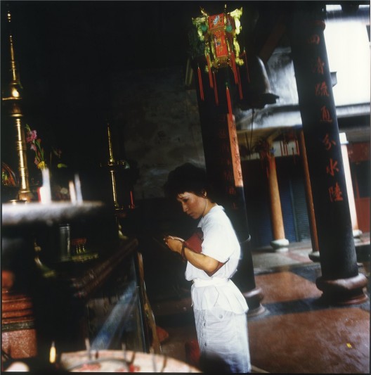 须田一政，《台北吉祥》系列，摄影，1984–1990（图片由艺术家和亦安画廊 提供）/ Suda Issei, from the series Taipei Kissyo, photography, 1984–1990 (courtesy of the artist and Aura Gallery)