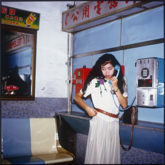 须田一政,《台北吉祥》系列,摄影,1984–1990(图片由艺术家和亦安画廊 提供)/ Suda Issei, from the series Taipei Kissyo, photography, 1984–1990 (courtesy of the artist and Aura Gallery)