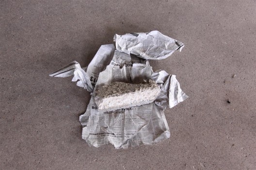 伊利亚·卡巴科夫,《学校 6 号》,综合材料,尺寸可变,1993(照片展示了砖下被替换的纸张,1号房间)。永久收藏,辛那提基金会, 马尔法,德克萨斯州(照片由辛那提基金会保存工作室拍摄) / Ilya Kabakov, “School No. 6”, mixed media, dimensions variable, 1993 (photo shows replaced paper under brick, room 1). Permanent collection, the Chinati Foundation, Marfa, Texas (Photo by Conservation Studio, the Chinati Foundation)