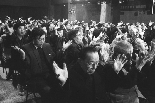 20 世纪 90 年代气功热潮，中国大陆（照片：《大公报》） / Qigong spree in the 1990s, Mainland China (Photo: Ta Kung Pao)