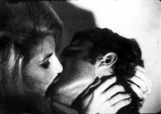 Andy Warhol, Kiss, 1963 (1) Andy Warhol, Kiss, 1963.
16mm film, black and white, silent, 54 minutes at 16 frames per second
© 2016 The Andy Warhol Museum, Pittsburgh, PA, a museum of Carnegie Institute.