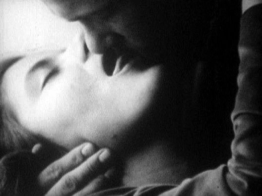 Andy Warhol, Kiss, 1963 (2) Andy Warhol, Kiss, 1963.
16mm film, black and white, silent, 54 minutes at 16 frames per second
© 2016 The Andy Warhol Museum, Pittsburgh, PA, a museum of Carnegie Institute.