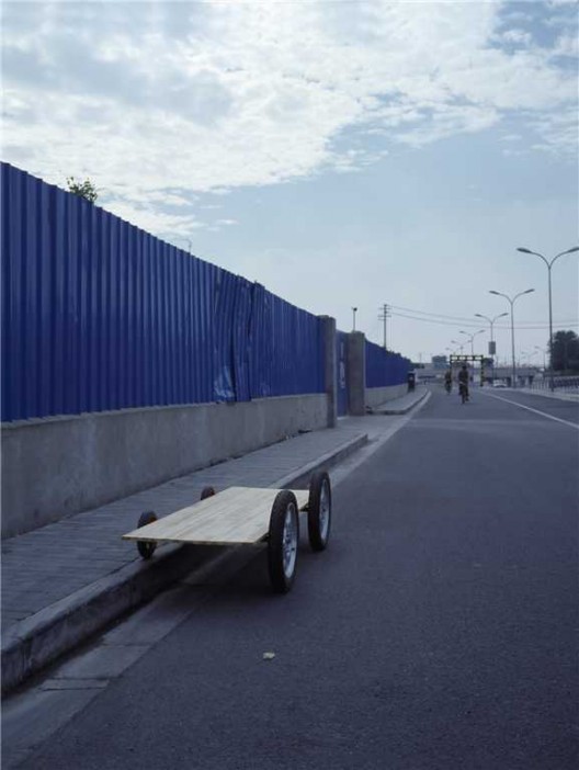 廖斐,《车子1》,照片,36 × 27 cm,2015(图片由艺术家和偏锋新艺术空间提供)/ Liao Fei, “Vehicle-1”, photograph, 36 × 27 cm, 2015 (courtesy the artist and PIFO gallery) 沈莘,《付出式批评》,录像剧照,2015 / Shen Xin, “The Gay Critic”, video still, 2015