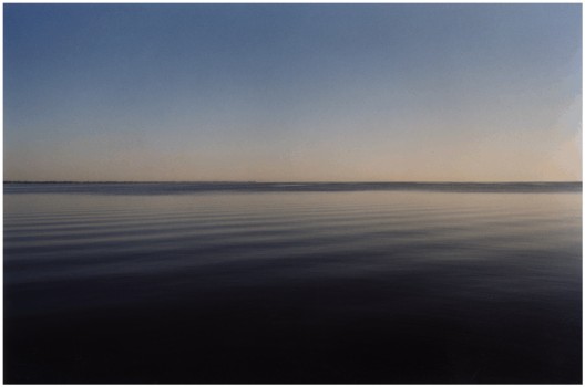 詹姆斯·本宁,《十三湖》,录像剧照,2004(2004年版权归詹姆斯·本宁所有;图片由艺术家和柏林neugerriemschneider画廊提供)/ James Benning, “13 Lakes”, film still, 2004 (©2004 James Benning; courtesy the artist and neugerriemschneider, Berlin)