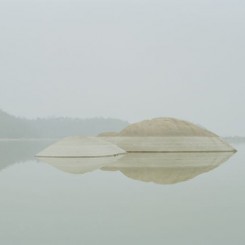 Chen Zhuo , “The rocker in the lake”, archival ink-jet print, 80 X 63.5 cm, 2015, courtesy Hunsand Space陈卓, “废湖里的礁石”, 收藏级喷墨打印，80 x 63.5 cm, 2015, 鸣谢拾萬空间
