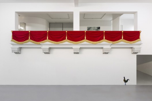 刘辛夷，《皇家阳台》，聚苯乙烯泡沫、绒布、绳排、吊穗、花扣，200×1100×70cm，2016