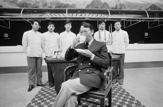 刘香成,《陈宣远在建国饭店》,喷墨打印,65 × 90 cm,1980 / Liu Heung Shing, Clement Chen Jr. at Jianguo Hotel, inkjet print, 65 × 90 cm, 1980