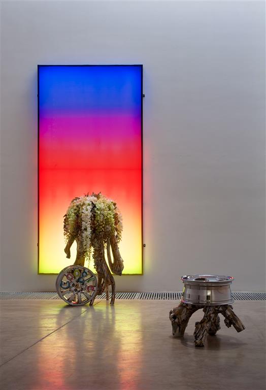 关小,《日落》,灯箱照片、木头、金属、假花、树脂,尺寸可变,2012 / Guan Xiao, “The Sunset”, lightbox photo, wood, metal, artificial flowers, resin, dimensions variable, 2012