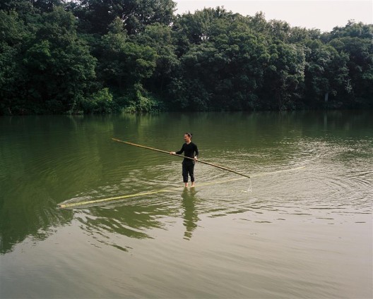 唐狄鑫行为作品《天无草帽大》中的水上部分。/ The parts above water for Tang Dixin’s performance work “Shooting the Moon.”